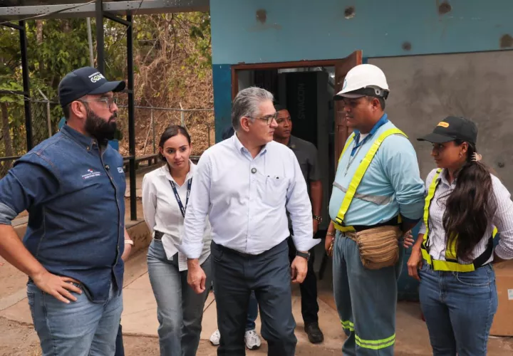Tercero no llegó solo. Estuvo acompañado por el ministro de la Presidencia, Juan Carlos Orillac, junto a personal técnico del IDAAN y del Conades. 