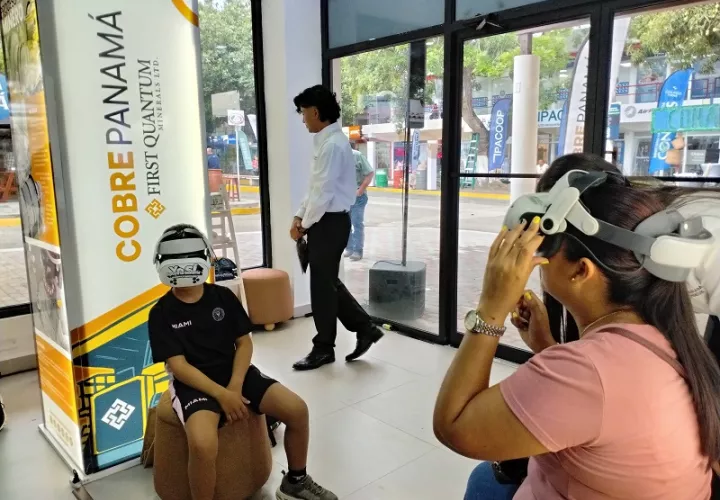 Visitantes de la Feria Internacional de Azuero conocen de cerca cómo funciona la minería.