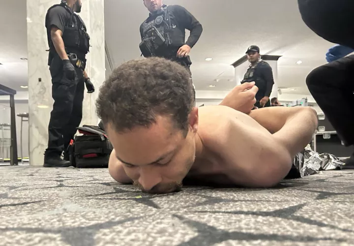 El atacante portaba un arma larga al momento de ser neutralizado. /EFE