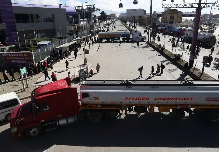 El Alto amaneció bloqueada en varias avenidas por los camioneros de la Cámara Departamental de Transporte, para protestar porque la estatal Yacimientos Petrolíferos Fiscales Bolivianos contrató a la firma internacional Trafigura, para distribuir gasolina y diésel. Foto. EFE