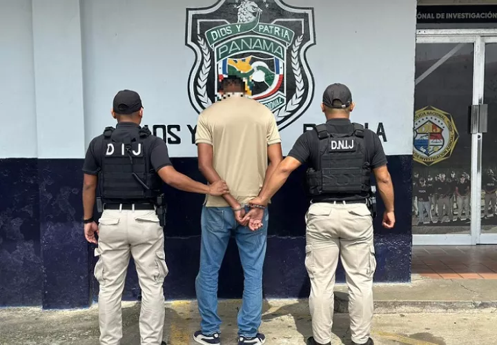 Entre los aprehendidos figuran dos adultos vinculados a casos de robo y estafa.  /  Foto: PN