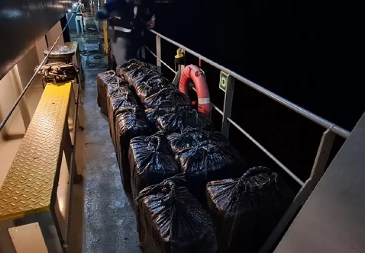 La droga estaba oculta en uno de los contenedores que transportaba el navío.  /  Foto: PN