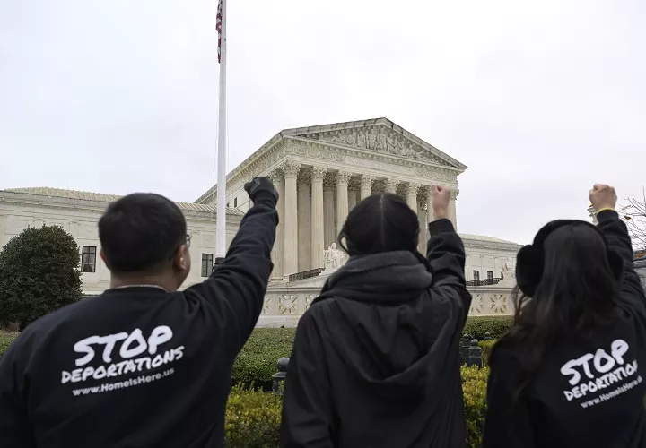 Los nueve jueces escucharán la querella contra la decisión de la Administración de Trump de echar abajo el TPS que protege a unos 350,000 haitianos y 6,100 sirios. Foto. EFE