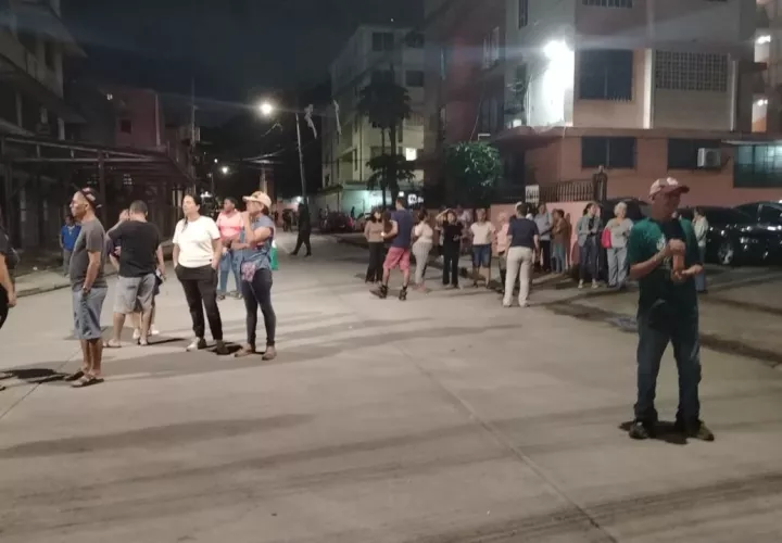 Los residentes cerraron la vía la noche del martes para llamar la atención y el Idaan le resuelva el problema de falta de agua. 
