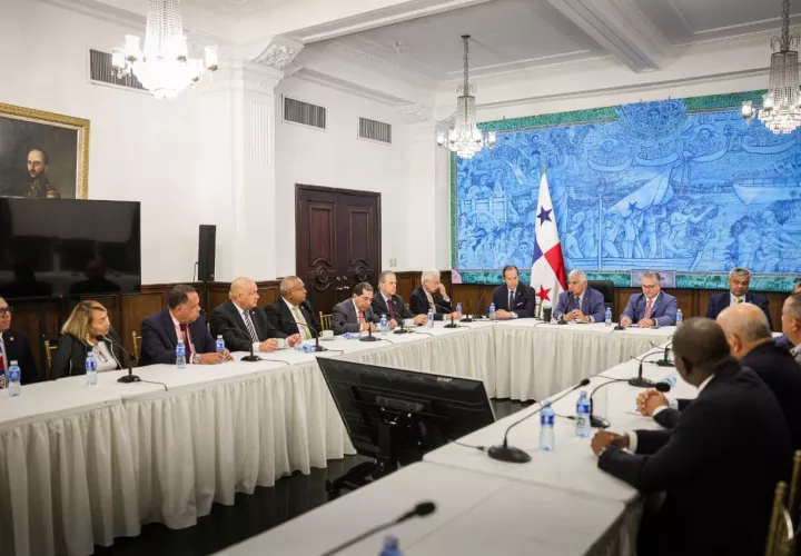 La reunión se realizó en el Salón Paz del Palacio de las Garzas, con la presencia de varios ministros que acompañaron al mandatario, entre ellos Juan Carlos Orillac, Javier Martínez Acha y Felipe Chapman.