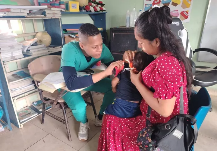 Las autoridades ofrecieron atención de registros médicos, medicina general, trabajo social, odontología, peso y talla, toma de presión arterial y promoción de la salud. Foto. Cortesía