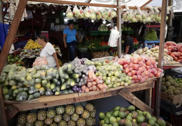 El alza de los precios del combustible, de 25%, y el diésel, 46% (febrero y abril), han encarecido el transporte, los alimentos y otros bienes básicos.