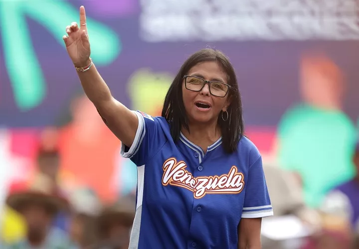 La presidenta interina de Venezuela, Delcy Rodríguez, También informó que los jubilados recibirán el equivalente a 70 dólares mensuales, sin precisar tampoco si se trata de un bono o un aumento directo de ese ingreso. Foto. EFE
