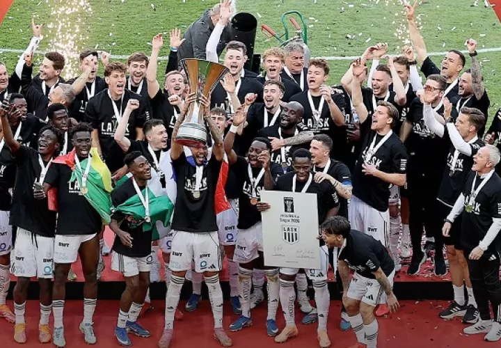 Andrés Andrade levanta la Copa de Austria luego de que su equipo la conquistara en la Final. 