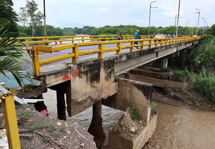 Daños en la estructura del Puente Internacional Francisco de Paula Santander en Cúcuta, construido  hace 57 años, y por el cual transitan a diario más de 8,000 vehículos. Foto. EFE