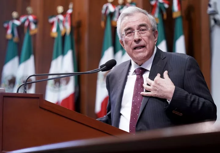 “A mi pueblo y a mi familia los puedo ver de frente porque no los he traicionado y nunca los traicionaré, y eso lo demostraré con firmeza en el momento en el que las instituciones de justicia de este país lo requieran”, zanjó el gobernador de Sinaloa, Rubén Rocha Moya. Foto. EFE