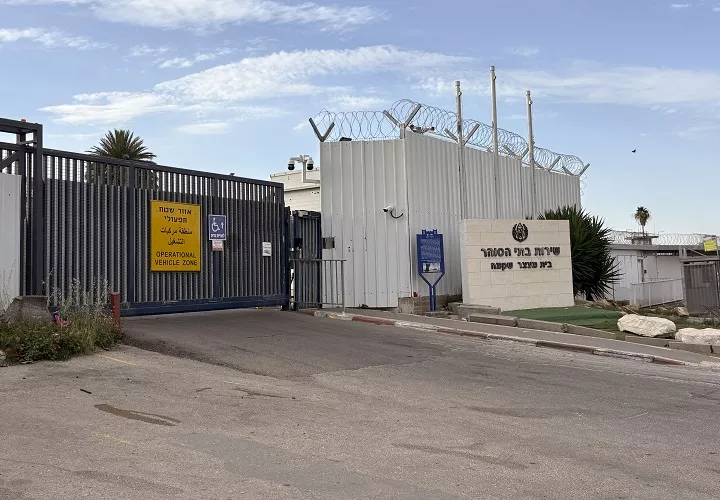Los dos miembros de la Flotilla, que se embarcaron en una expedición de 58 aeronaves que, por segundo año consecutivo, pretendía romper el bloqueo en Gaza y llevar ayuda humanitaria, llegaron en la mañana del sábado a Ashkelon (ciudad costera al sur de Israel). Foto. EFE