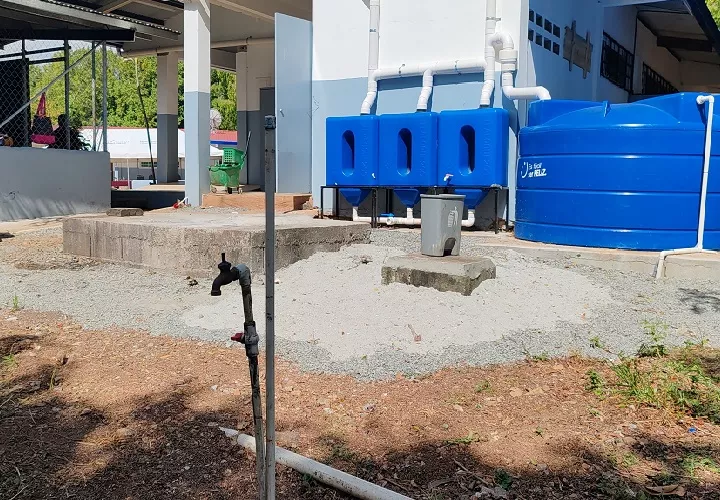 Los módulos instalados en la escuela de Playa Chiquita cuentan con tres tanques de almacenamiento, cada uno de 15 mil litros. 