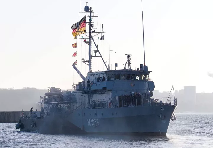 Este tipo de embarcación, que suelen tripular entre 40 y 45 soldados, se desplaza con lentitud debido a sus características técnicas, por lo que el objetivo del traslado es ganar tiempo en caso de que posteriormente se decida la participación de Alemania en una misión de paz en Ormuz. Foto. EFE