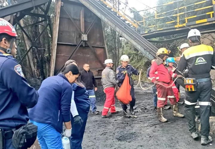 La tragedia, ocasionada “por una explosión al interior de la mina”, dejó un total de 15 trabajadores afectados, seis de los cuales fueron rescatados con vida y trasladados al hospital regional de la vecina localidad de Ubaté, donde reciben atención médica. Foto. EFE