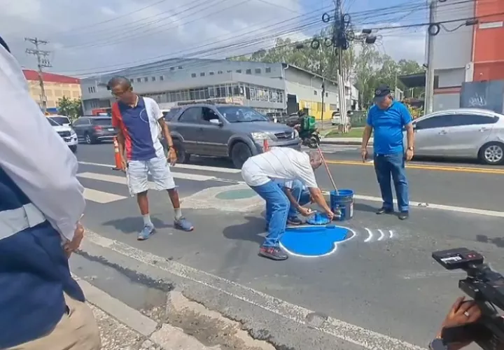 El corazón fue pintado a la hora en que ocurrió el atropello.  /  Captura de vieo: violaguevara