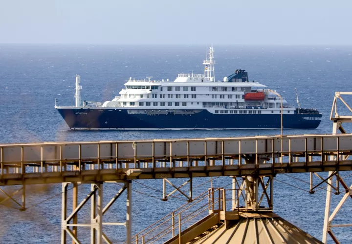 El crucero holandés MV Hondius donde murieron tres personas a causa de un síndrome respiratorio agudo como parte de la infección por hantavirus.