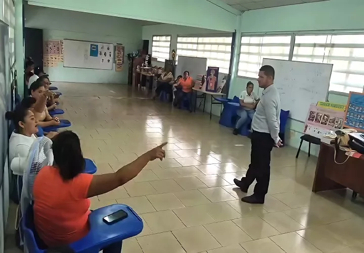 La supervisora de la Zona 4 del Ministerio de Educación, Yulema Gutiérrez Acevedo, confirmó que desde este miércoles la escuela cuenta con educador. Foto. Thays Domínguez