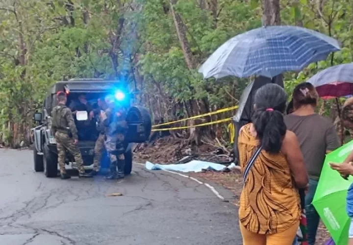 Tras el impacto, el hombre cayó al suelo boca abajo y murió.  /  Foto:  javier23locutor