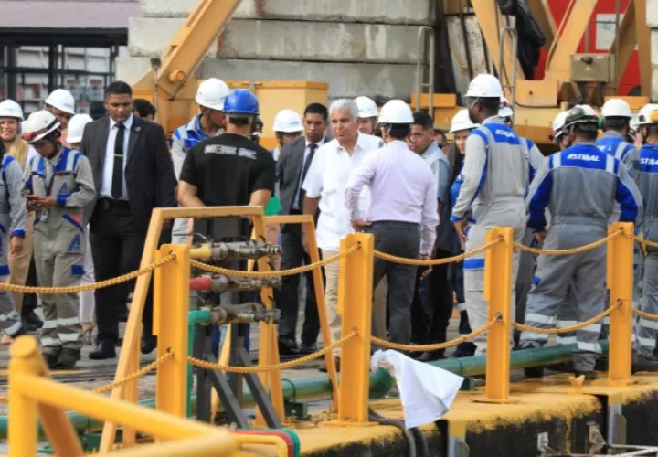 El presidente José Raúl Mulino recorrió las áreas operativas y observó el trabajo en los tres diques secos del astillero