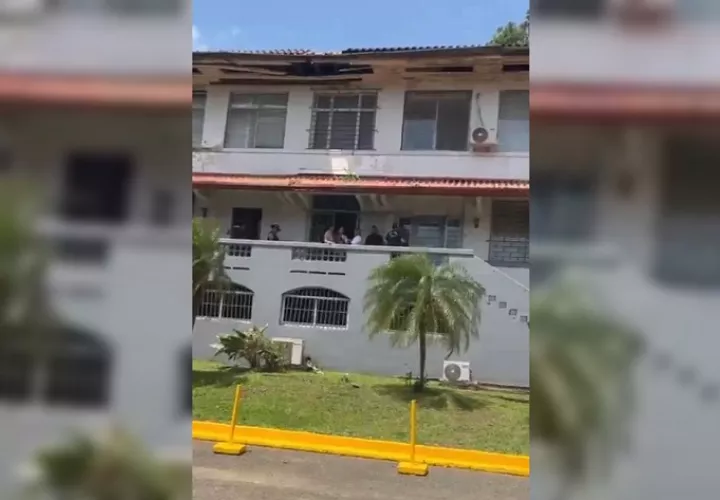 Las autoridades efectúan un registro en todo el inmueble.