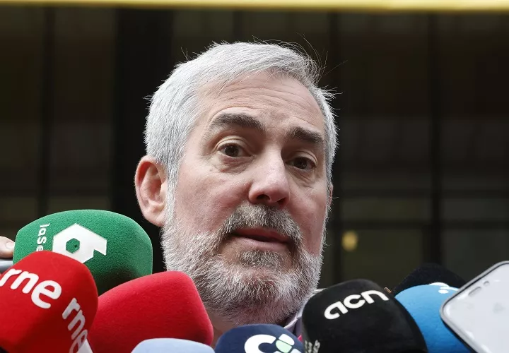 Fernando Clavijo señaló que, a última hora de este sábado, se notificó que dos de los aviones se retrasan, por lo que las operaciones de desembarco se prolongarán hasta el lunes. Foto. EFE