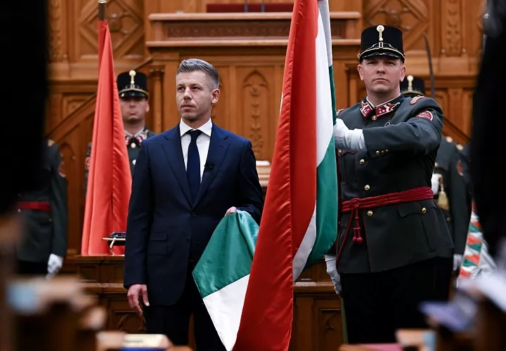 Después de la investidura de Péter Magyar como jefe del Gobierno, en los próximos días los ministros comparecerán ante las comisiones parlamentarias y se espera que, en el mejor de los casos, ya el martes se pueda formar oficialmente el nuevo Gobierno. Foto. EFE