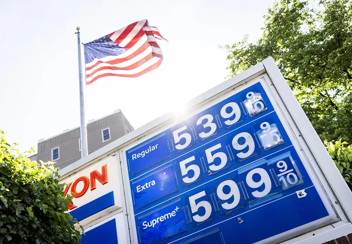 Los impuestos federales incluyen gravámenes de 18.3 centavos por galón para la gasolina y de 24.3 centavos por galón para el diésel. Foto. EFE