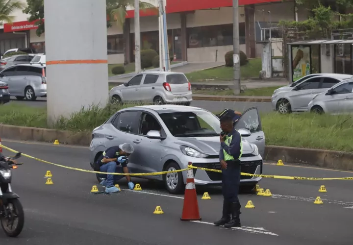 Un ataque terminó con la vida de 2 por sujetos que se transportaban desde otro auto. 