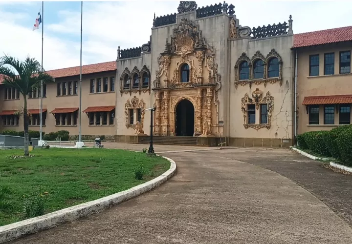 El malestar aumentó tras conocerse que a la profesora Yamileth Urriola le notificaron el pasado viernes su desvinculación como directora encargada del plantel. 