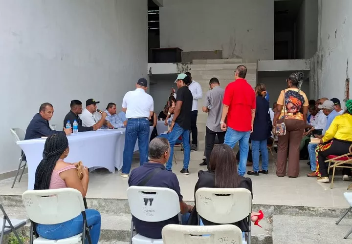 Durante la reunión, varios ediles expresaron su solidaridad con los extrabajadores municipales y aseguraron que respaldarán las acciones encaminadas a lograr el cumplimiento de los pagos pendientes. Foto. Diómedes Sánchez