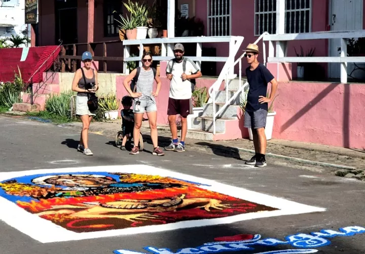 Además, las alfombras tendrán como temática principal diferentes santos y figuras religiosas vinculadas a la comunidad, entre ellas la Santísima Trinidad, el Corazón de Jesús, entre otros. Foto. Thays Domínguez