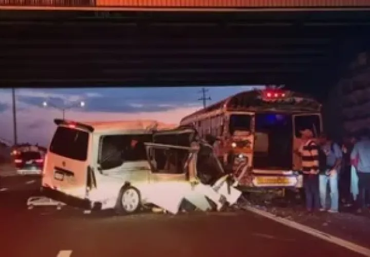 El accidente se dio cerca de las 5:30 de la mañana, cuando un busito de turismo impactó por detrás a un bus de la ruta Capira 