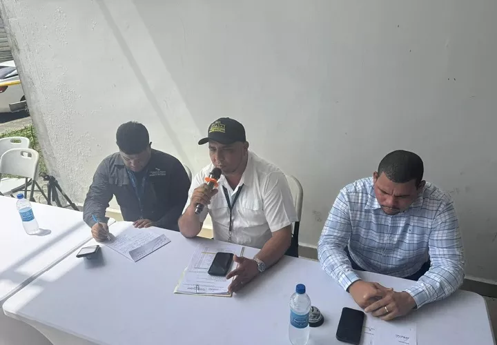 Elvin Ábrego, director regional del MOP, presentó un informe sobre las obras ejecutadas y los proyectos que actualmente desarrolla la institución, luego de ser citado por los representantes de corregimiento. Foto. Cortesía