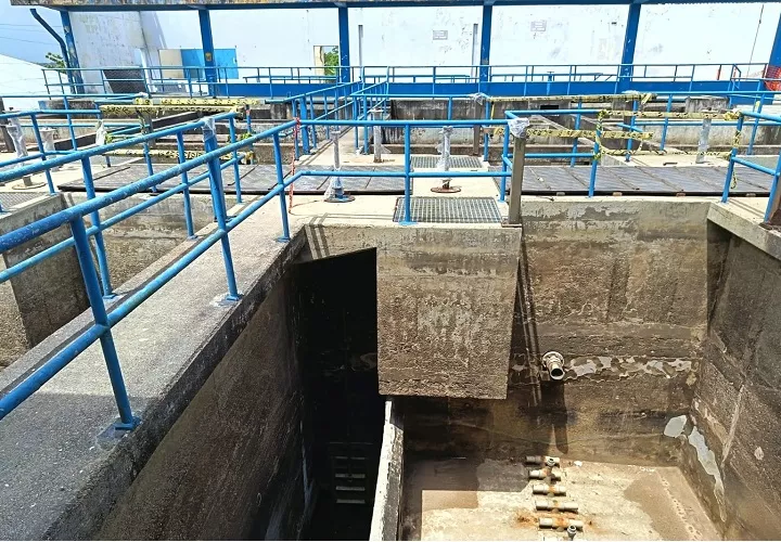 Actualmente se ejecutan trabajos de limpieza en la toma de agua, desmontaje de estructuras del techo y evaluaciones técnicas de las columnas.