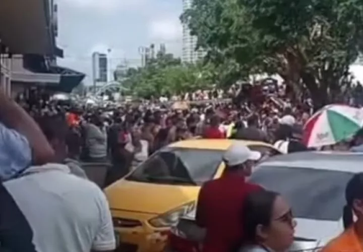 Hasta el momento no se han reportado personas heridas, pero muchos compradores quedaron preocupados.