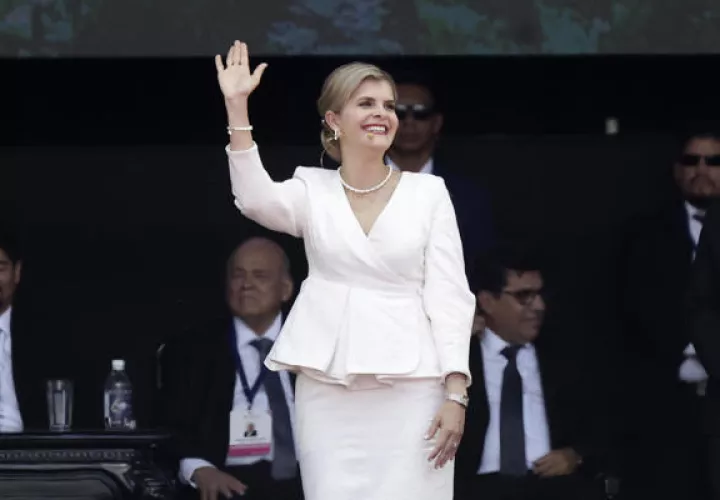 La presidenta de Costa Rica, Laura Fernández (c) durante su ceremonia de investidura. Foto: EFE 