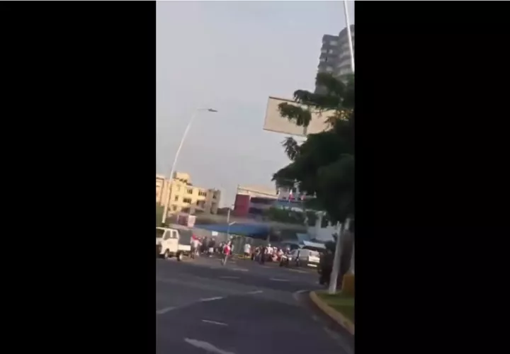 Al lugar llegaron unidades de la Policía Nacional para controlar el tránsito y evitar enfrentamientos.