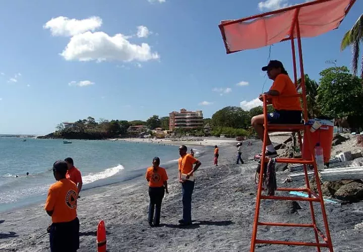 Emiten alerta verde por fuertes oleajes en el Caribe panameño.