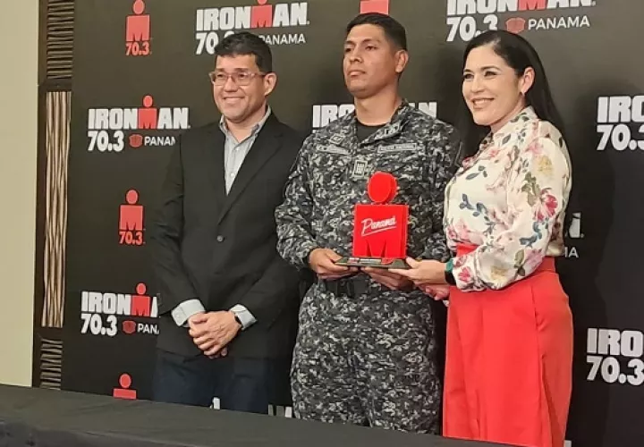 Reconocimiento a la Policía Nacional. Foto: Joel González