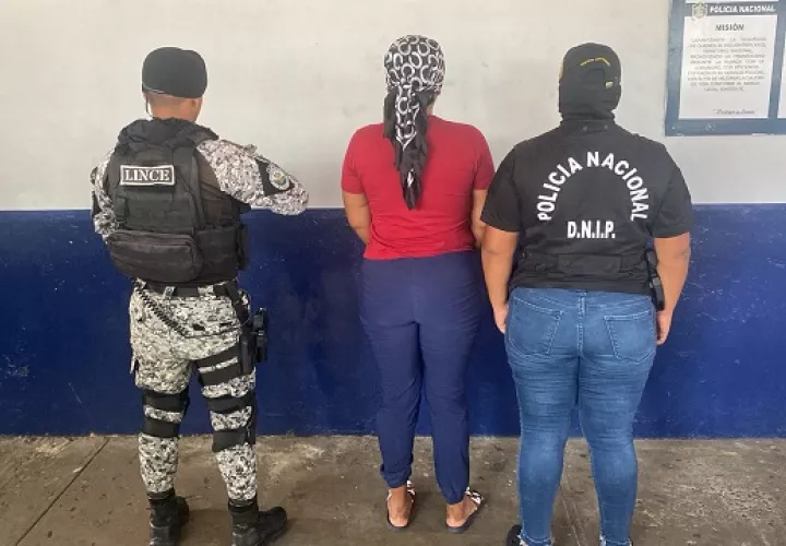La mujer fue conducida y luego remitida ante las autoridades competentes.  /  Foto: PN