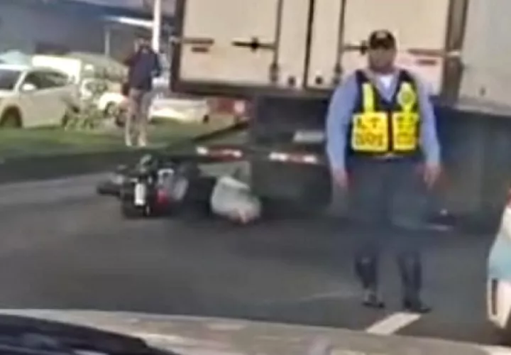El camión le paso por encima.  /  Captura de video