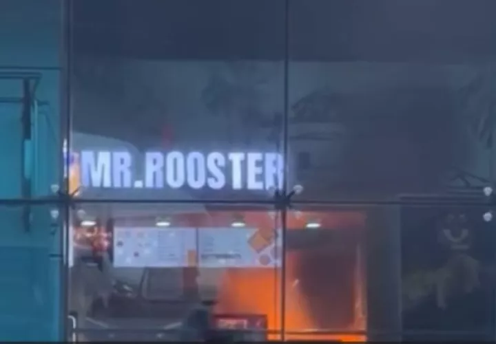 El incendio fue declaradao en el restaurante Mr. Rooster 