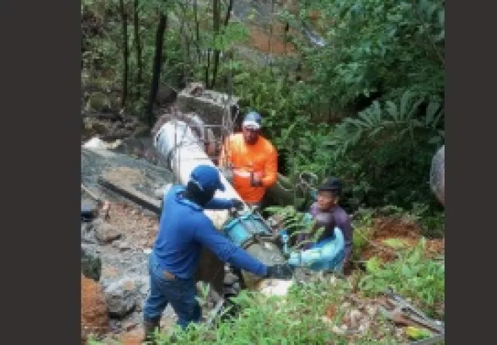 En el área se mantiene personal técnico del IDAAN realizando labores en sitio junto al municipio de Portobelo