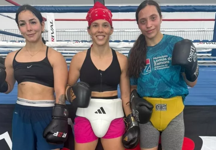 Nataly Delgado (c) junto a las púgiles argentinas Sofía Robles (der.) y Tatiana Daglio, quienes la están ayudando en los guanteos.  Foto: EFE