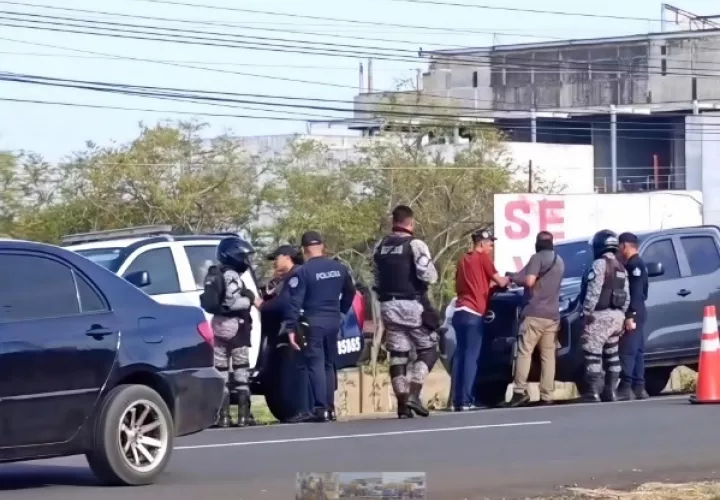 La acción fue ejecutada por unidades de la Dirección Nacional de Inteligencia Policial junto al Servicio Policial Motorizado Lince, quienes ubicaron al sospechoso cuando circulaba por la vía hacia playa El Uverito.
