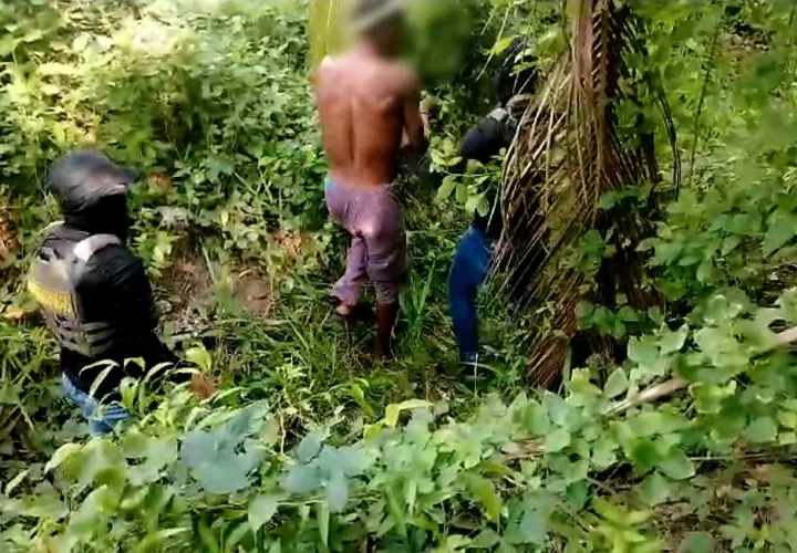 El hombre —que mantenía una orden de captura vigente— intentó escapar al notar la presencia de las unidades. Sin embargo, fue alcanzado y detenido a pocos metros.