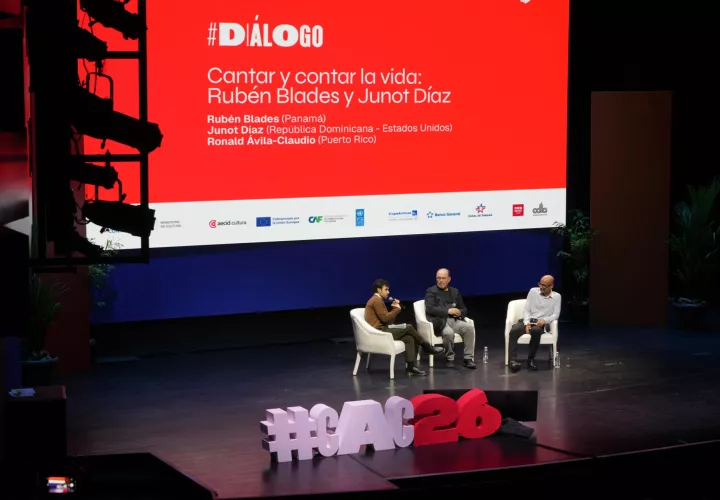 Blades firmó las maracas, las hizo sonar frente al público y luego las entregó para ser guardadas junto al manuscrito en un estuche rojo que viajará a España