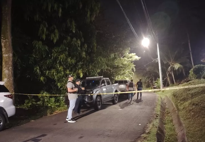el cadáver fue abandonado en un herbazal ubicado en la orilla de la vía.  /  Foto:  Diómedes Sánchez