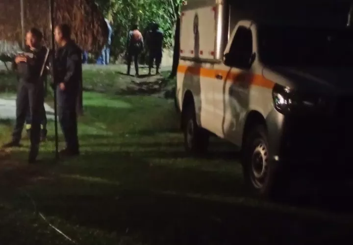 El Ministerio Público efectuó el levantamiento del cadáver.  /  Foto: cortesía